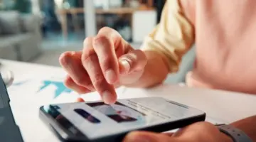 هاتفك يُتعبك أكثر مما تظن؟.. دراسة تكشف سراً خفياً في كل تمريرة على الشاشة